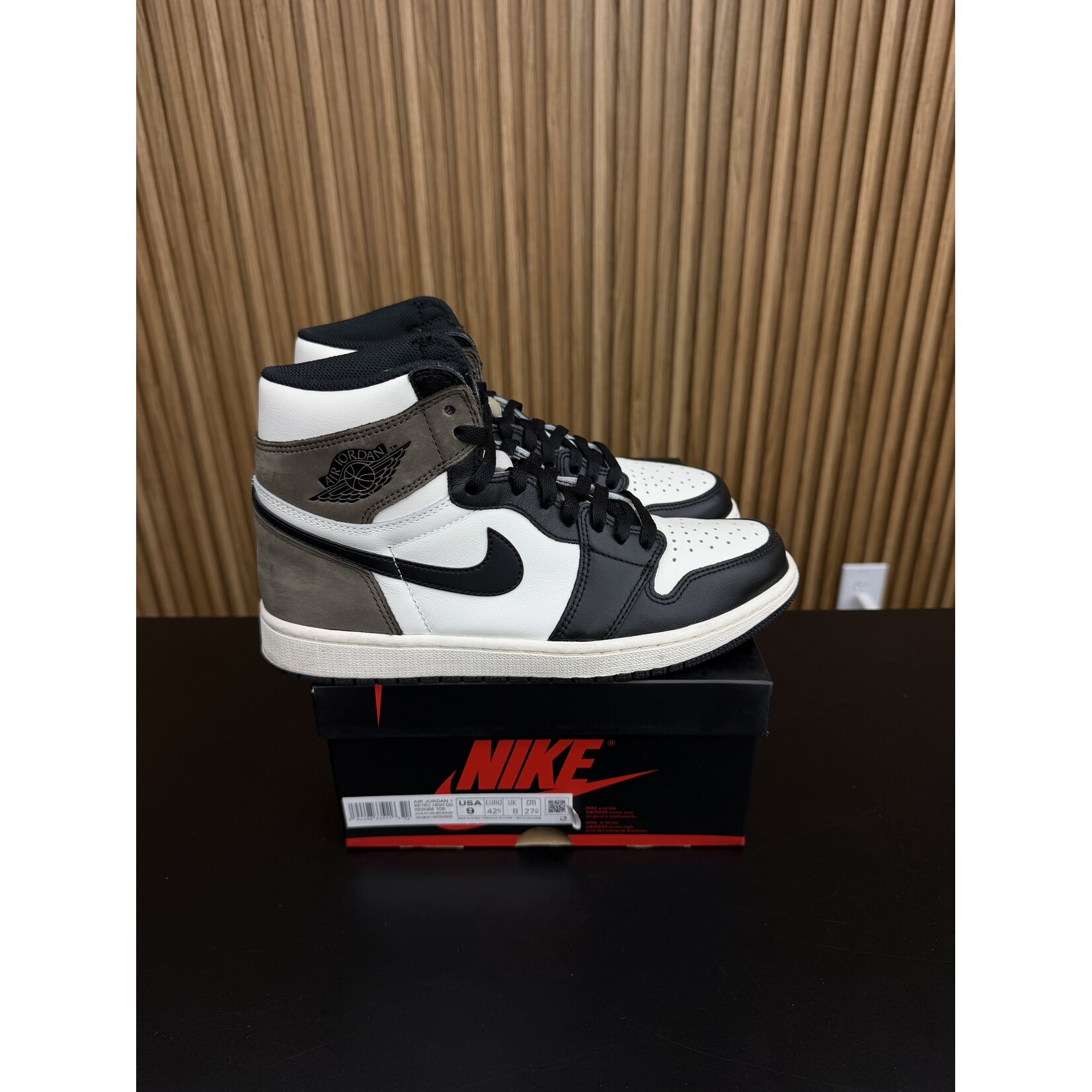 Jordan Jordan 1 Retro High Dark Mocha Size 9, PREOWNED