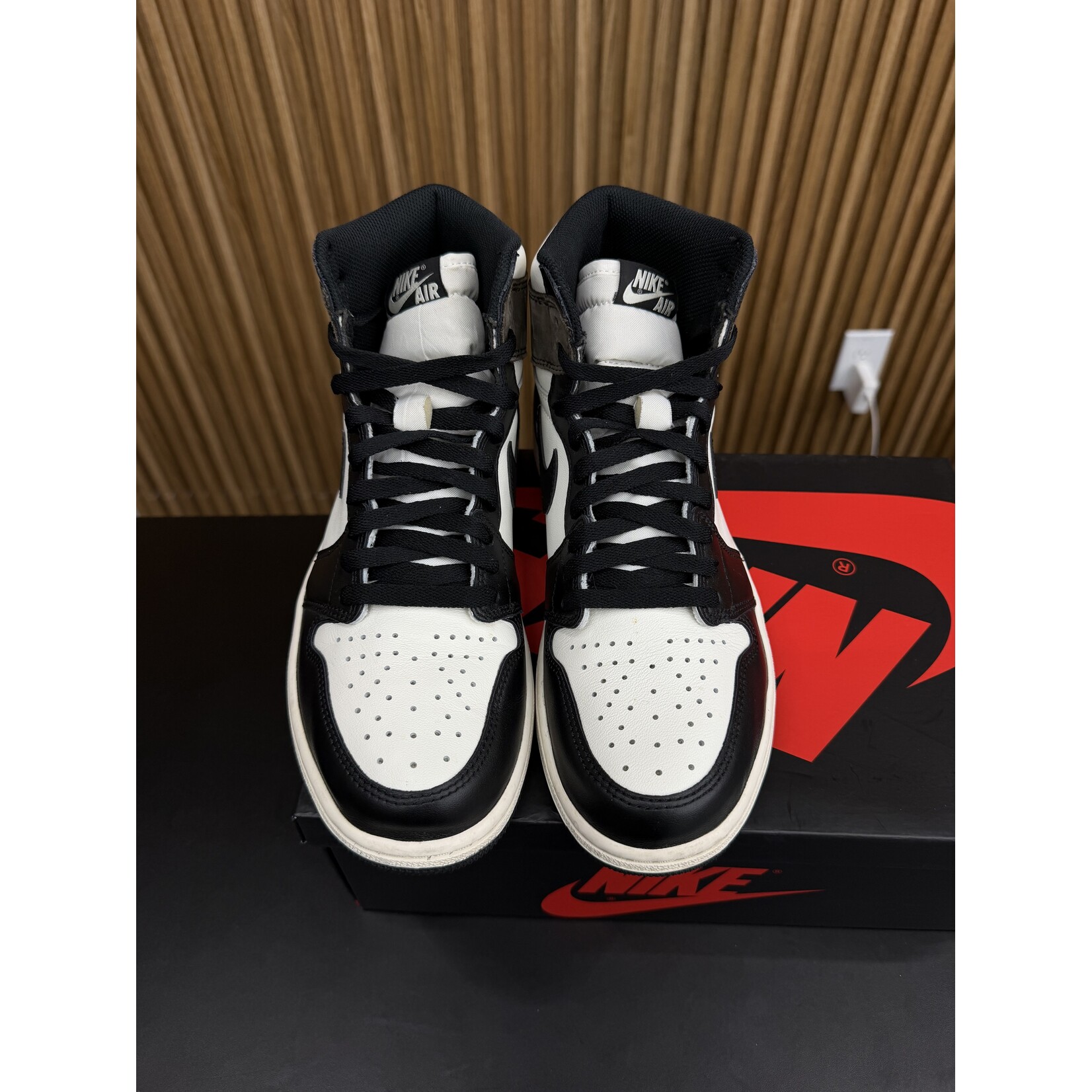 Jordan Jordan 1 Retro High Dark Mocha Size 9, PREOWNED