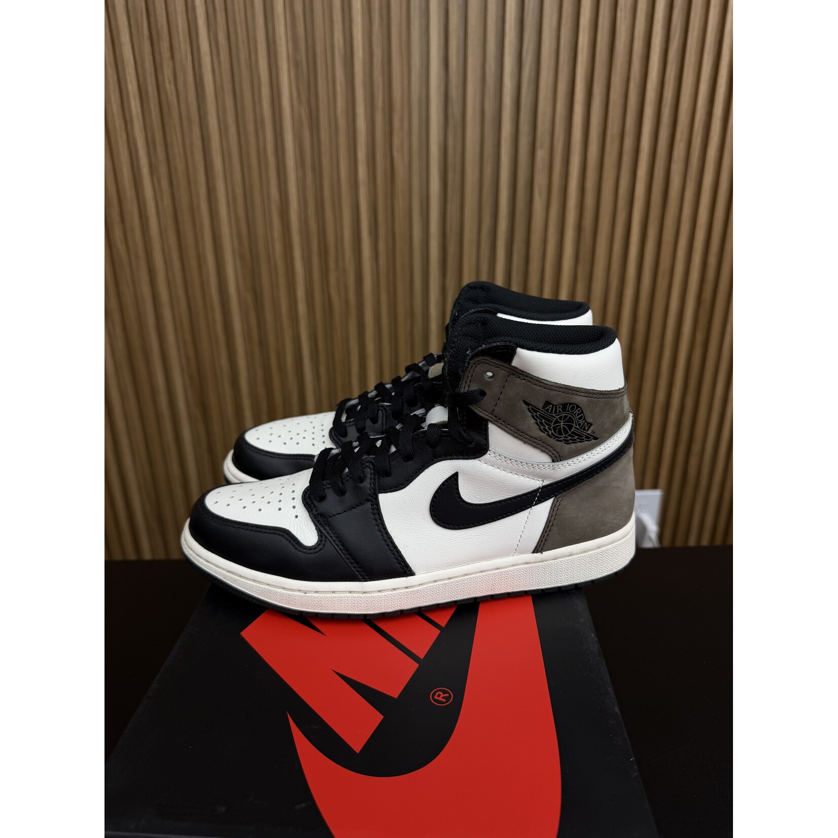 Jordan Jordan 1 Retro High Dark Mocha Size 9, PREOWNED