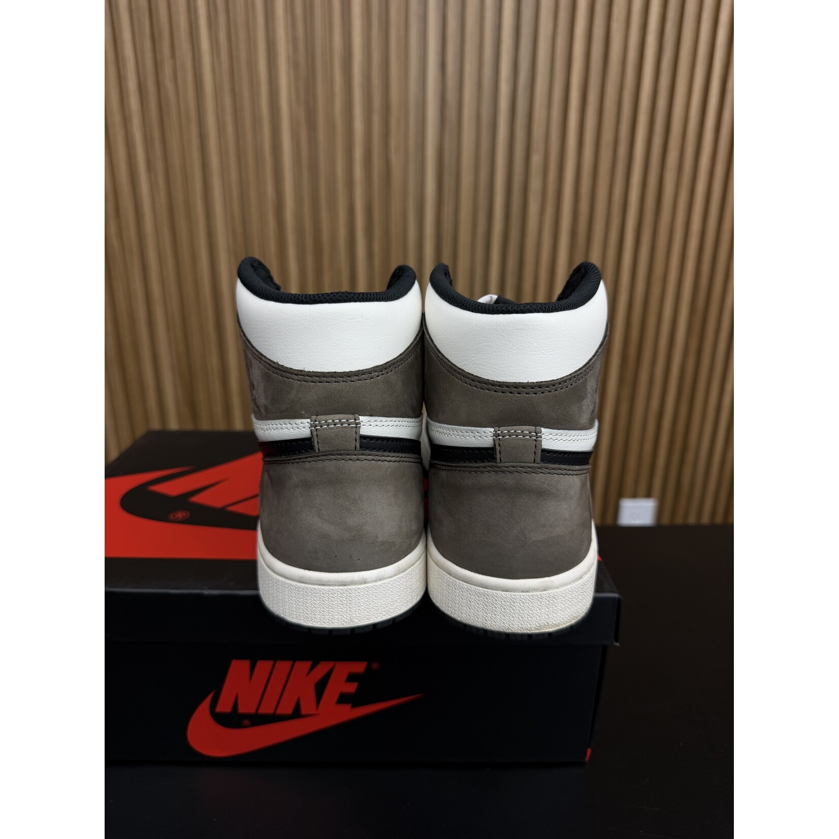 Jordan Jordan 1 Retro High Dark Mocha Size 9, PREOWNED