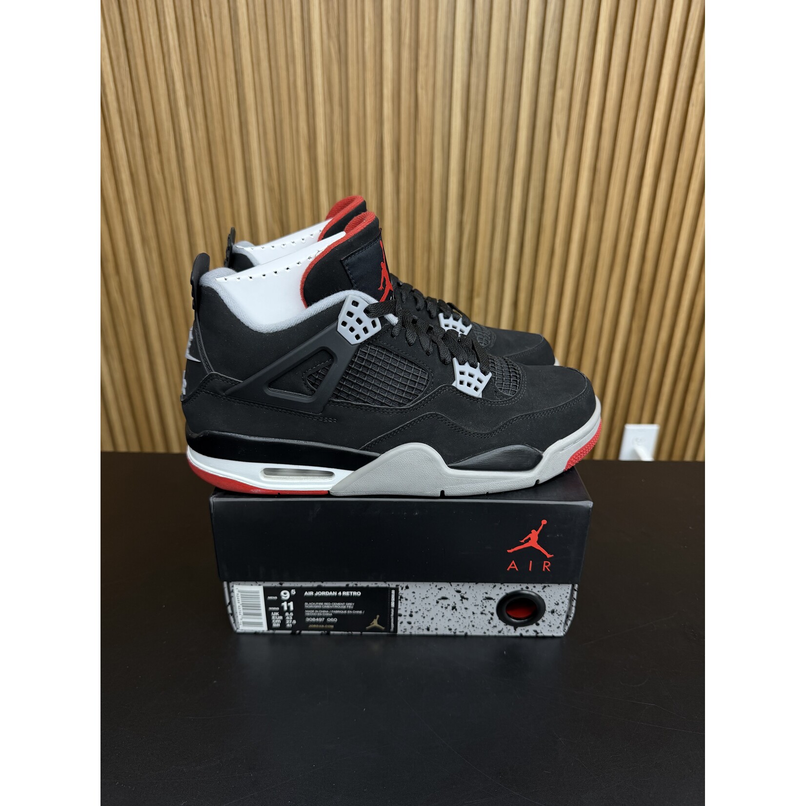 Jordan Jordan 4 Retro Bred (2019) Size 9.5, PREOWNED