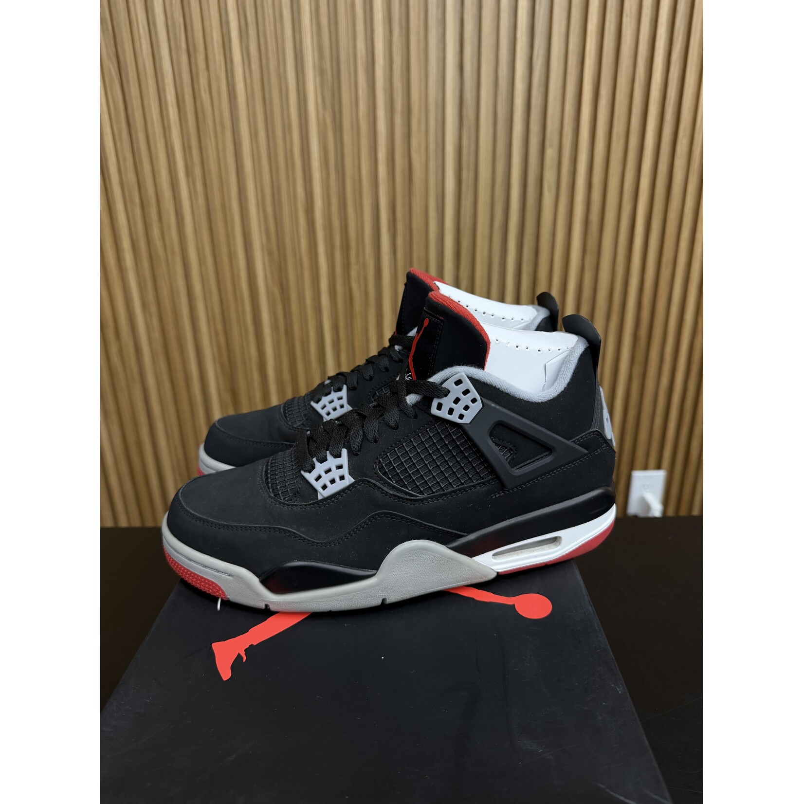 Jordan Jordan 4 Retro Bred (2019) Size 9.5, PREOWNED