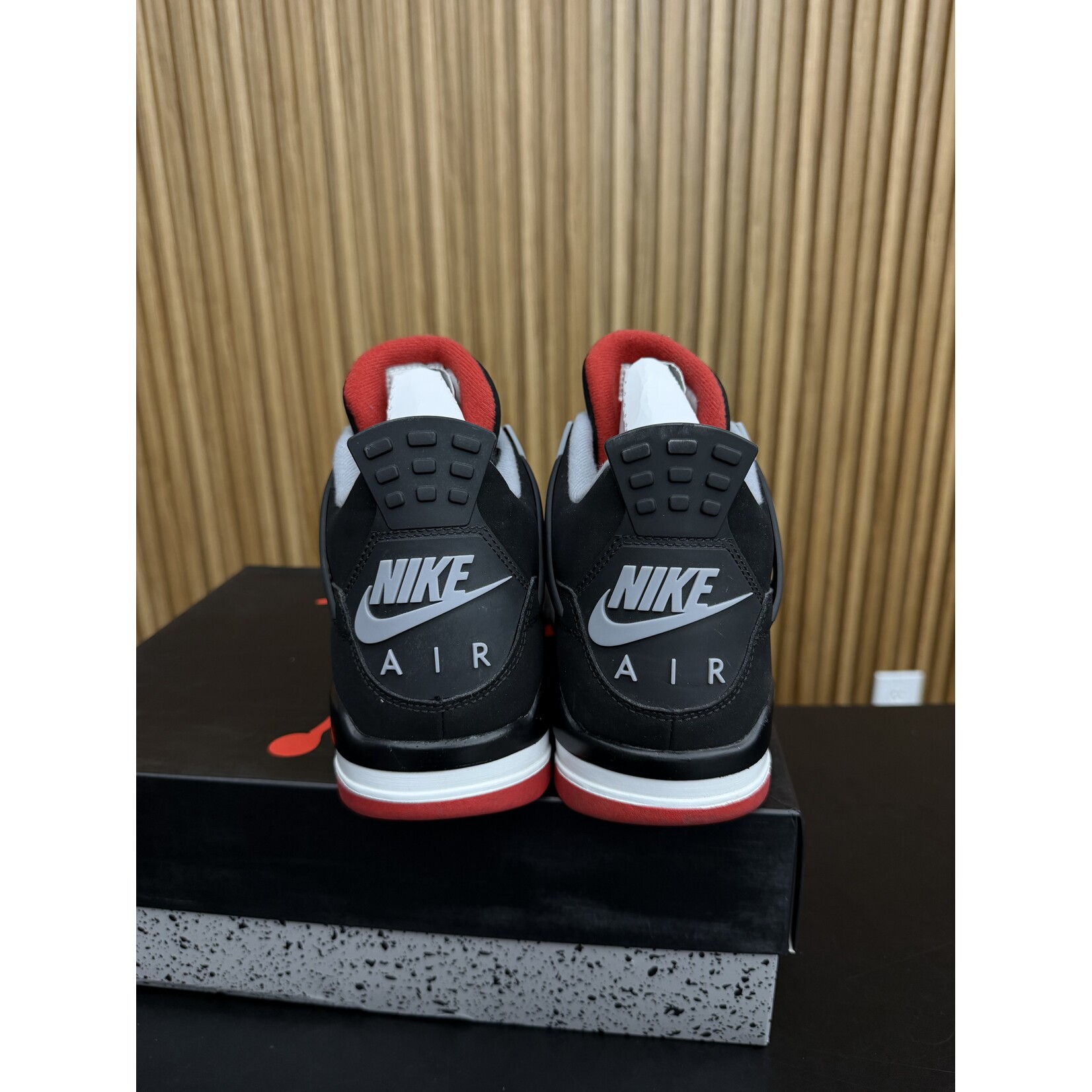 Jordan Jordan 4 Retro Bred (2019) Size 9.5, PREOWNED