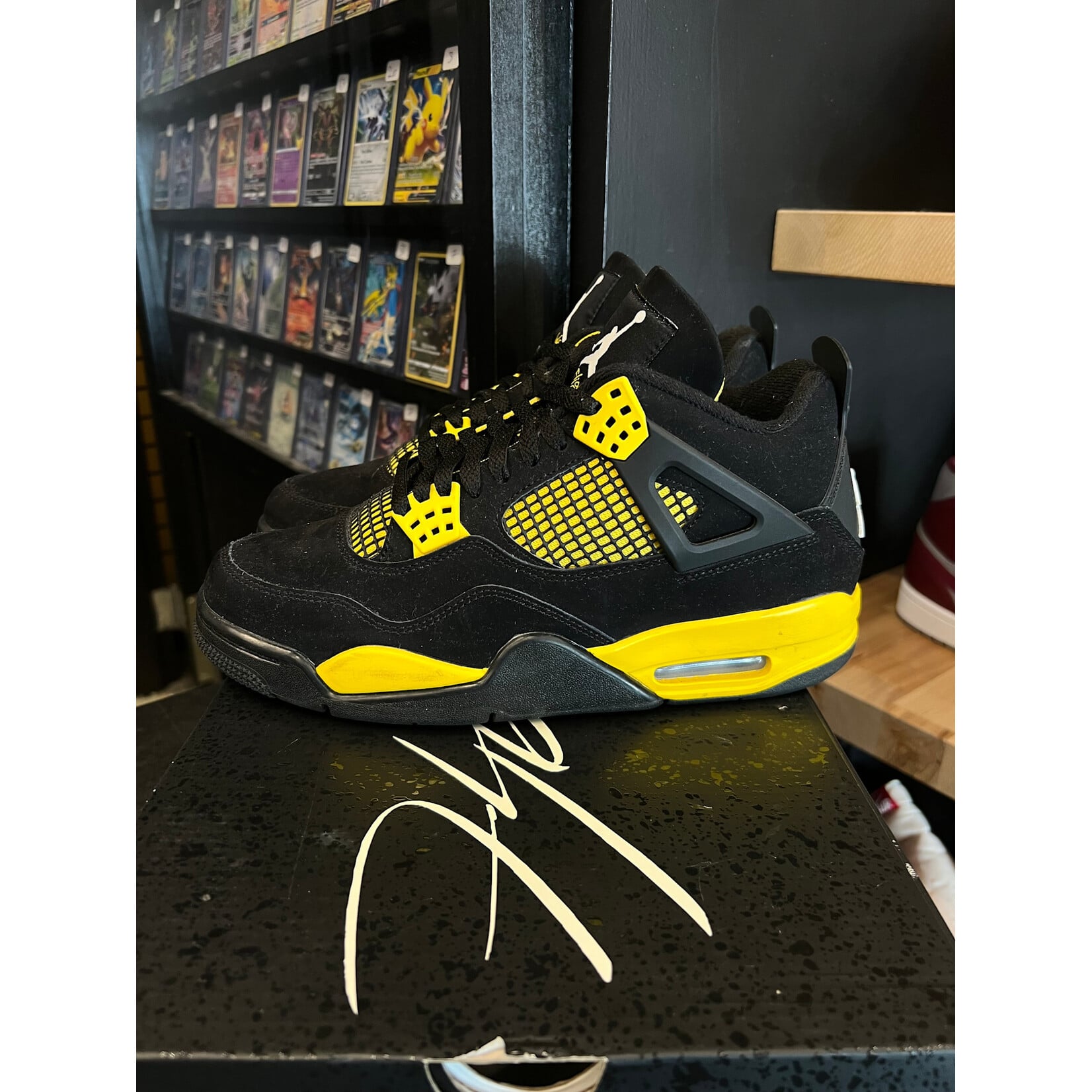 Jordan Jordan 4 Retro Thunder (2023) Size 8, PREOWNED