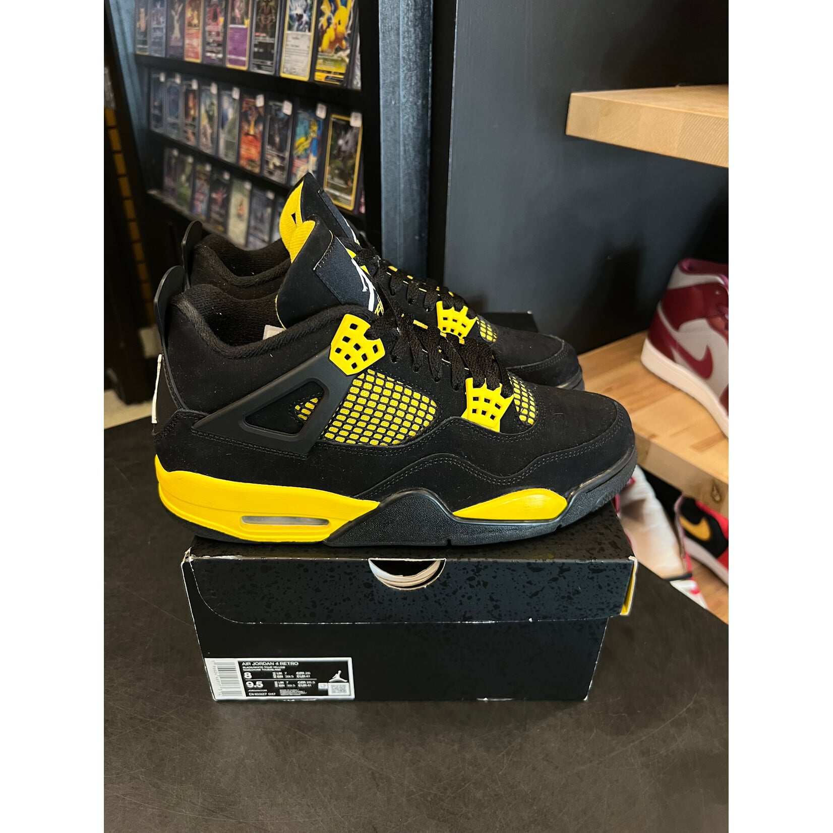 Jordan Jordan 4 Retro Thunder (2023) Size 8, PREOWNED