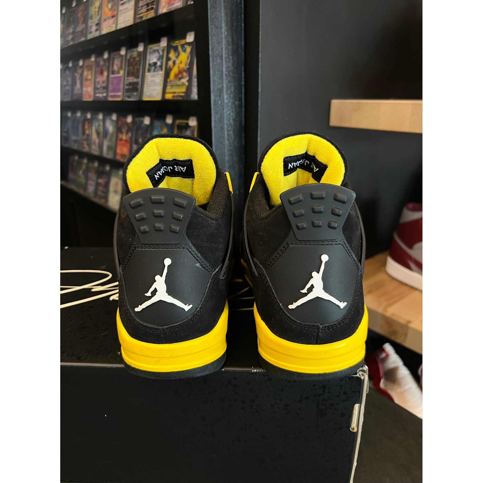 Jordan Jordan 4 Retro Thunder (2023) Size 8, PREOWNED