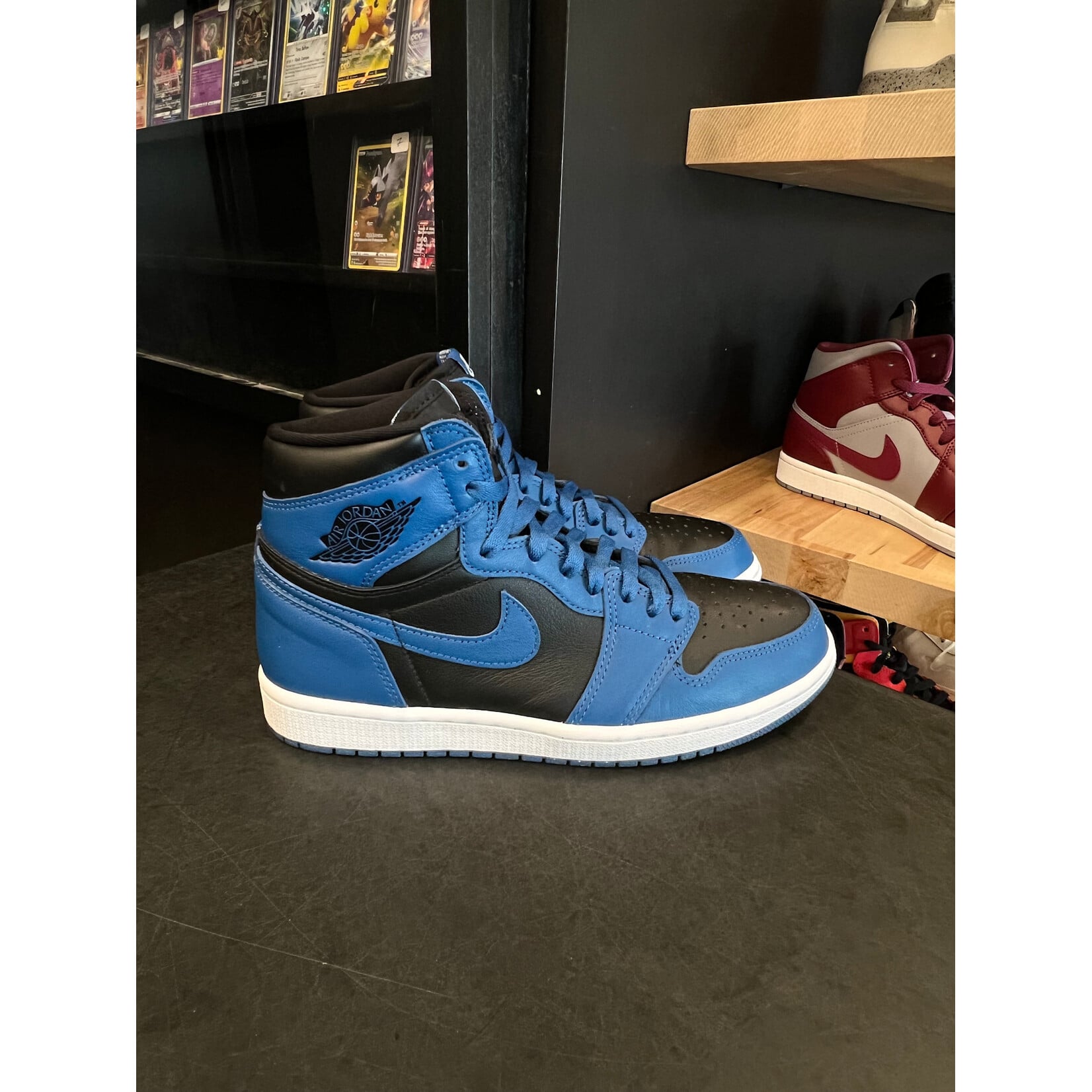 Jordan Jordan 1 Retro High OG Dark Marina Blue Size 9, PREOWNED