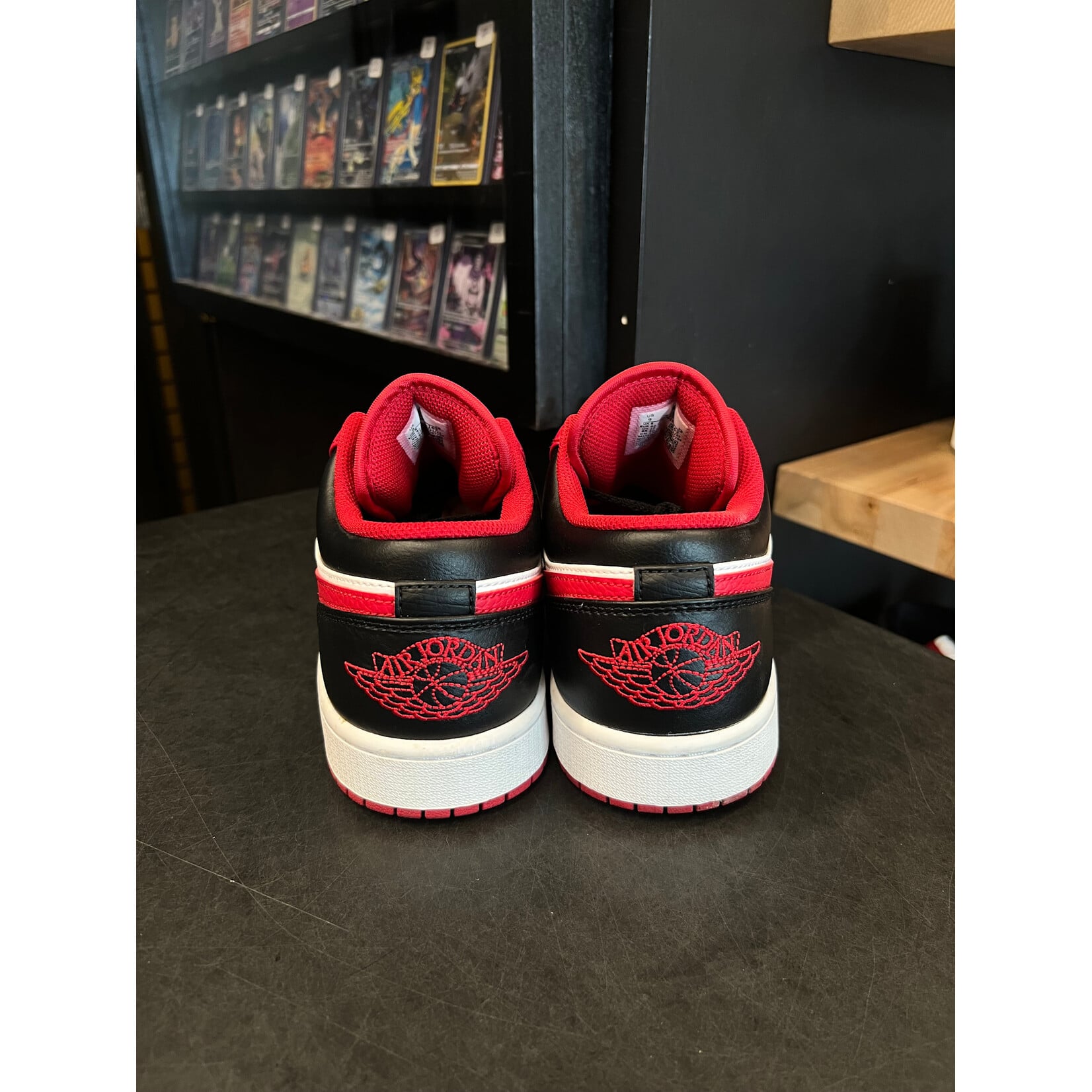Jordan Jordan 1 Low Bulls Size 9, PREOWNED