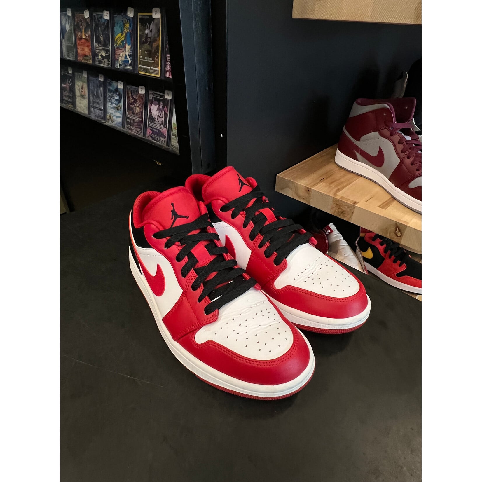 Jordan Jordan 1 Low Bulls Size 9, PREOWNED