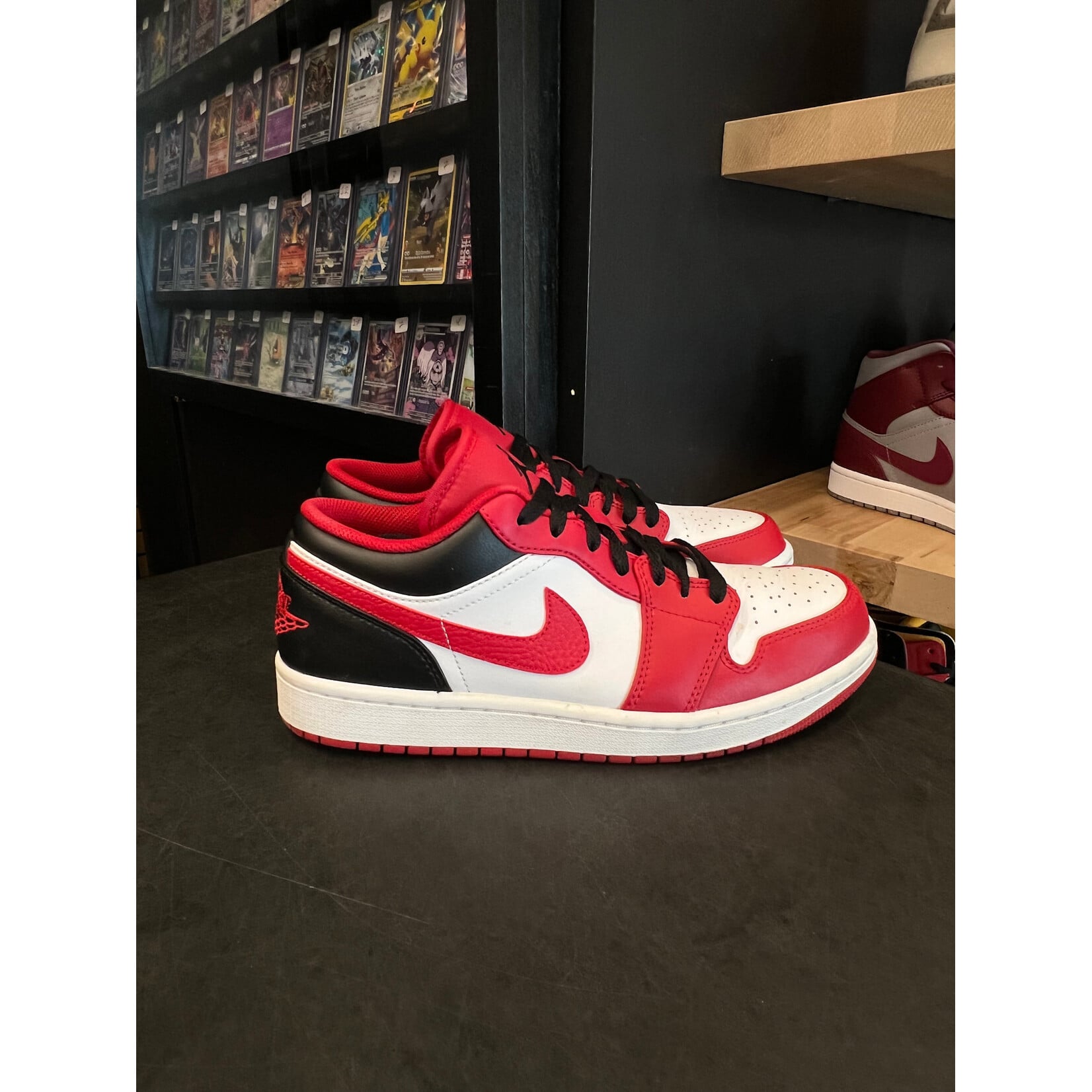 Jordan Jordan 1 Low Bulls Size 9, PREOWNED