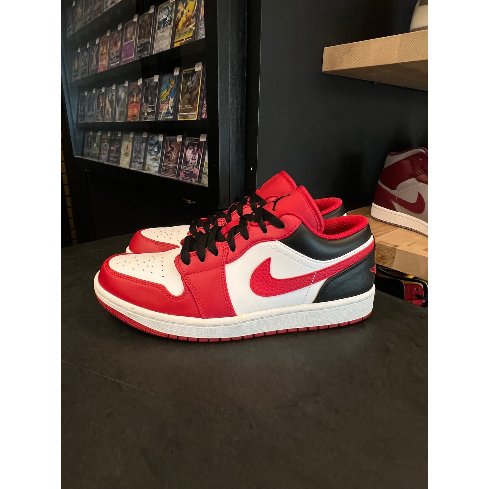 Jordan Jordan 1 Low Bulls Size 9, PREOWNED