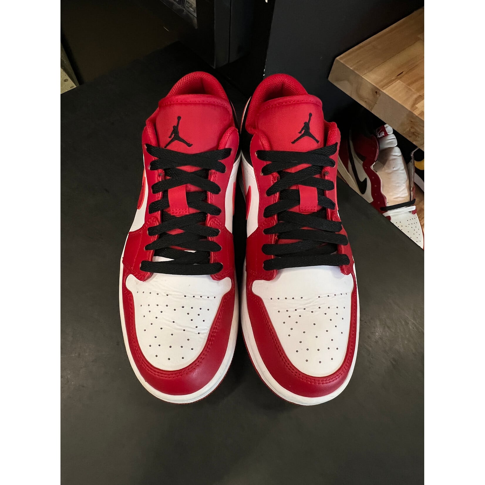 Jordan Jordan 1 Low Bulls Size 9, PREOWNED