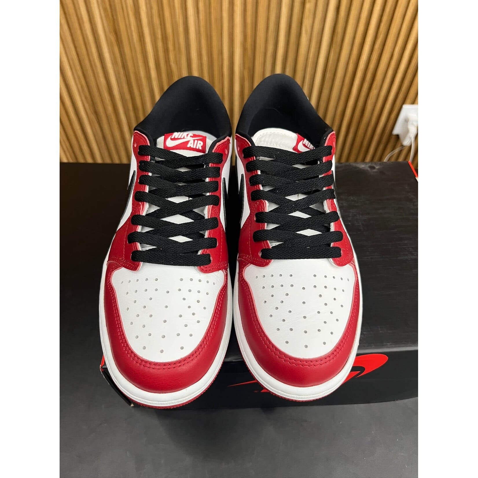 Jordan Jordan 1 Retro Low OG Chicago (2025) Size 9, PREOWNED NO TOP LID