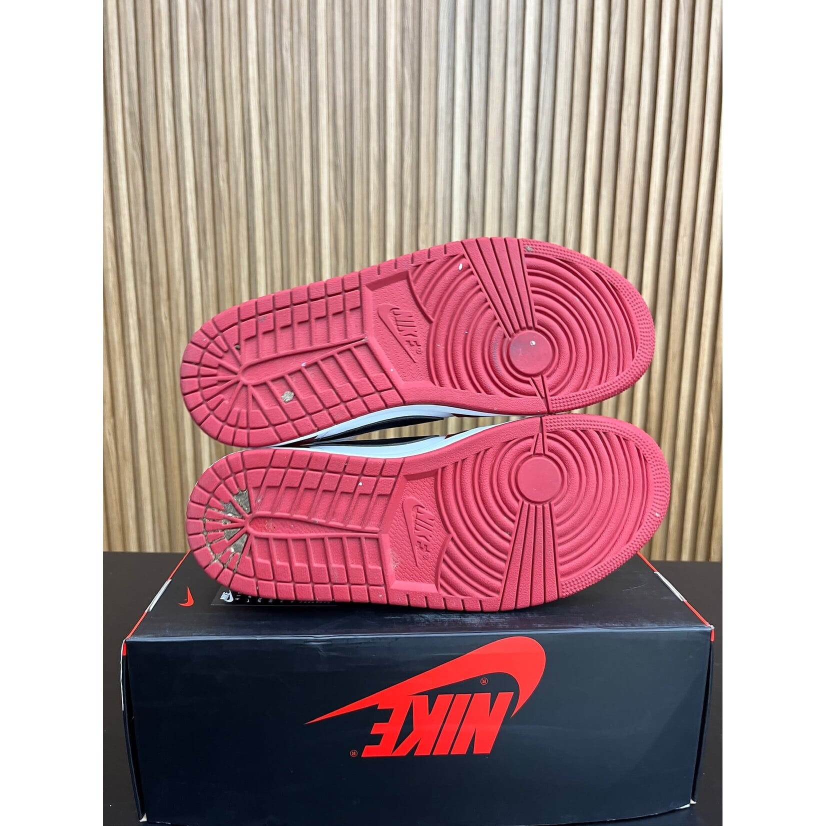 Jordan Jordan 1 Retro Low OG Chicago (2025) Size 9, PREOWNED NO TOP LID