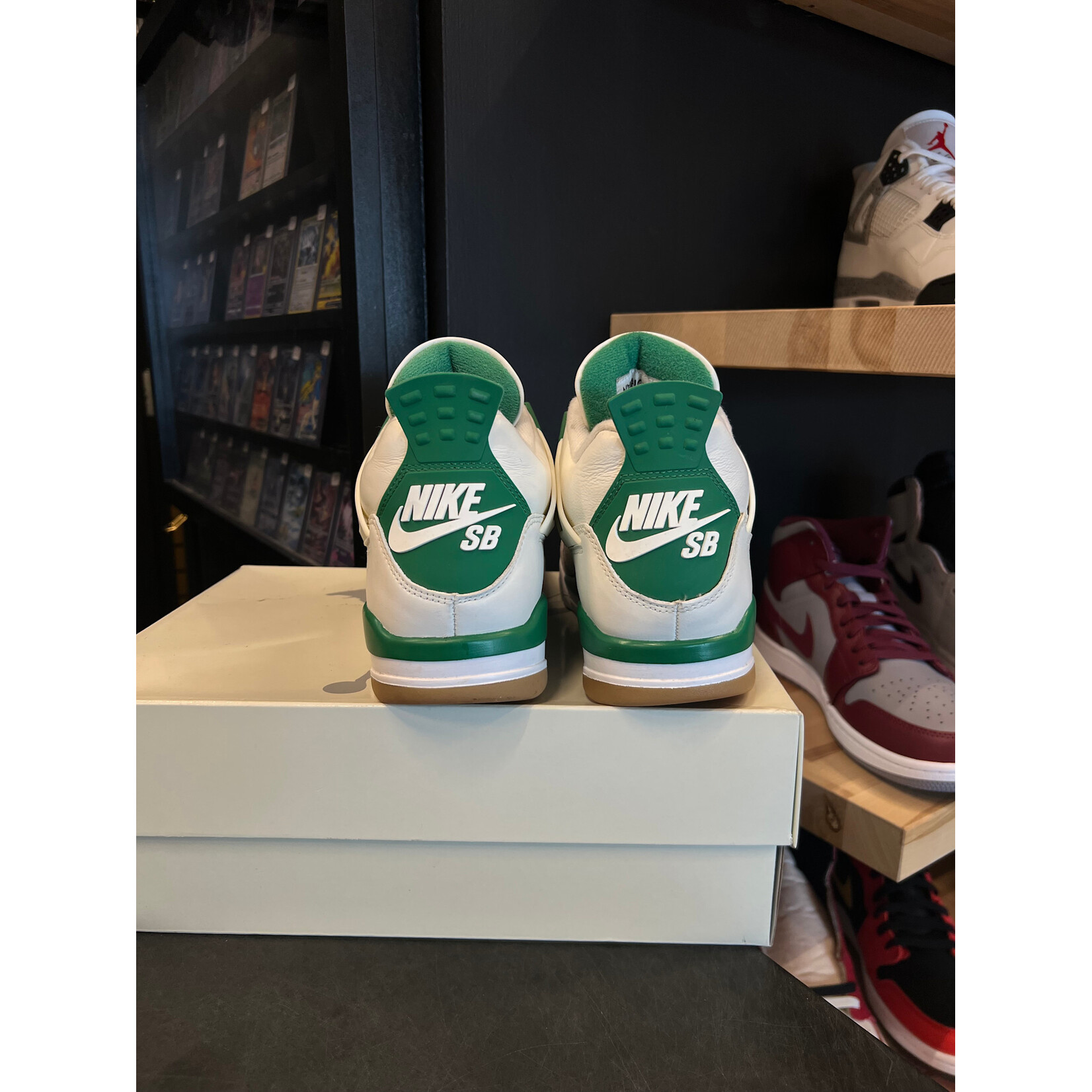 Jordan Jordan 4 Retro SB Pine Green Size 9, PREOWNED