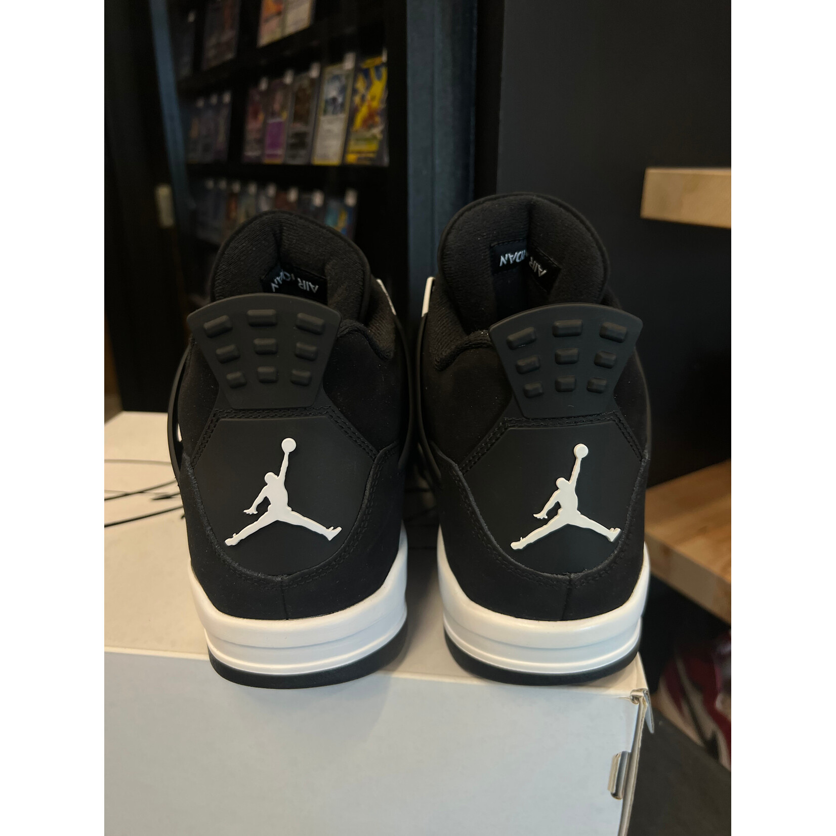 Jordan Jordan 4 Retro White Thunder Size 10, PREOWNED