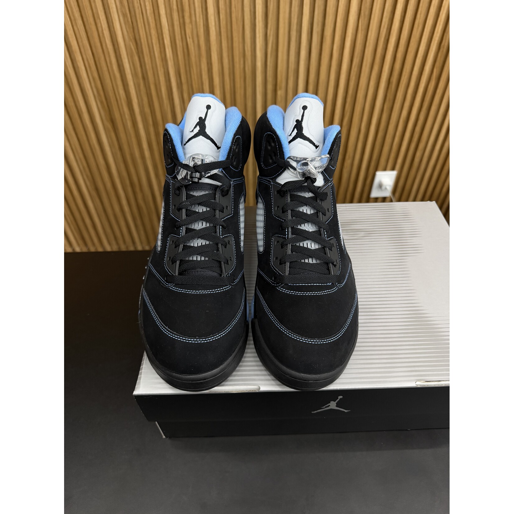 Jordan Jordan 5 Retro Black University Blue (2026) Size 13, PREOWNED