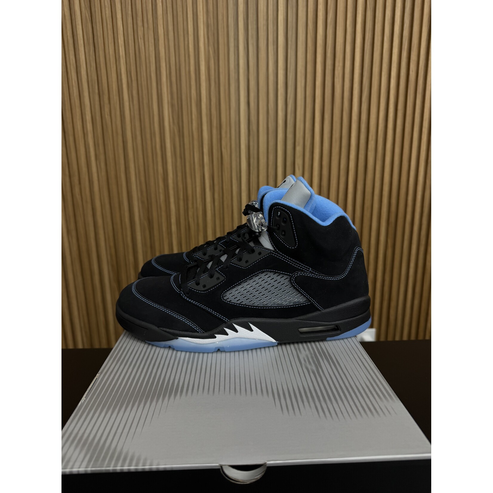 Jordan Jordan 5 Retro Black University Blue (2026) Size 13, PREOWNED