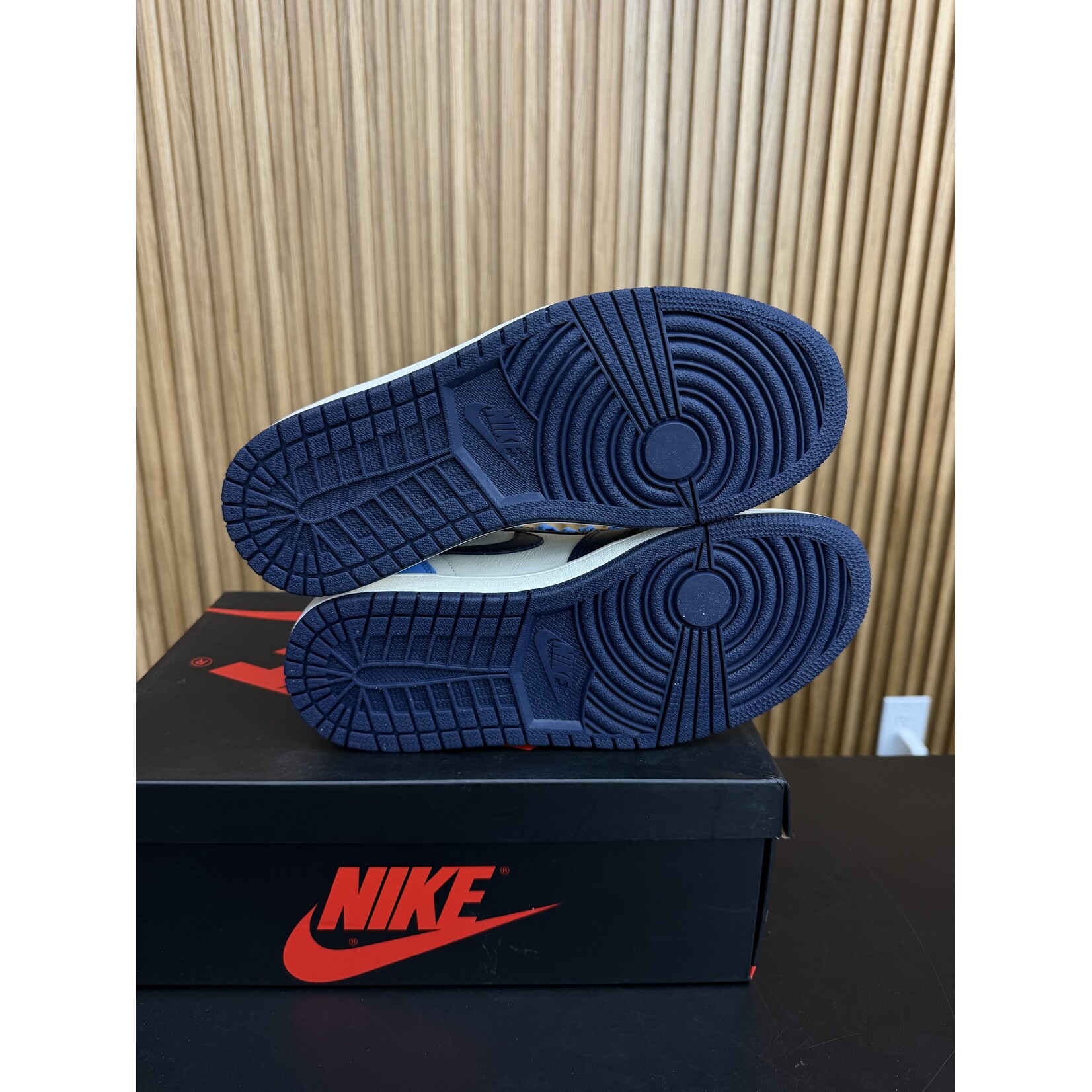 Jordan Jordan 1 Retro High Obsidian Size 8, PREOWNED*