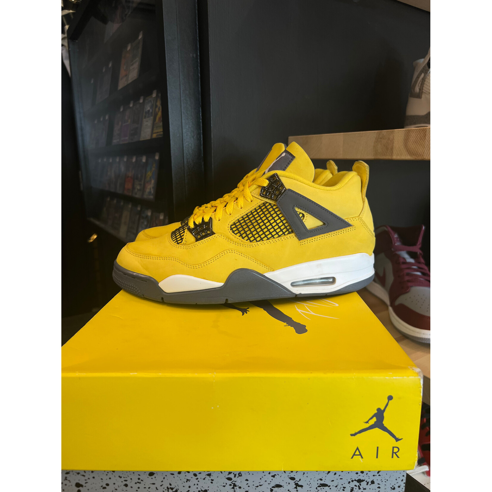 Jordan Jordan 4 Retro Lightning (2021) Size 10.5, PREOWNED