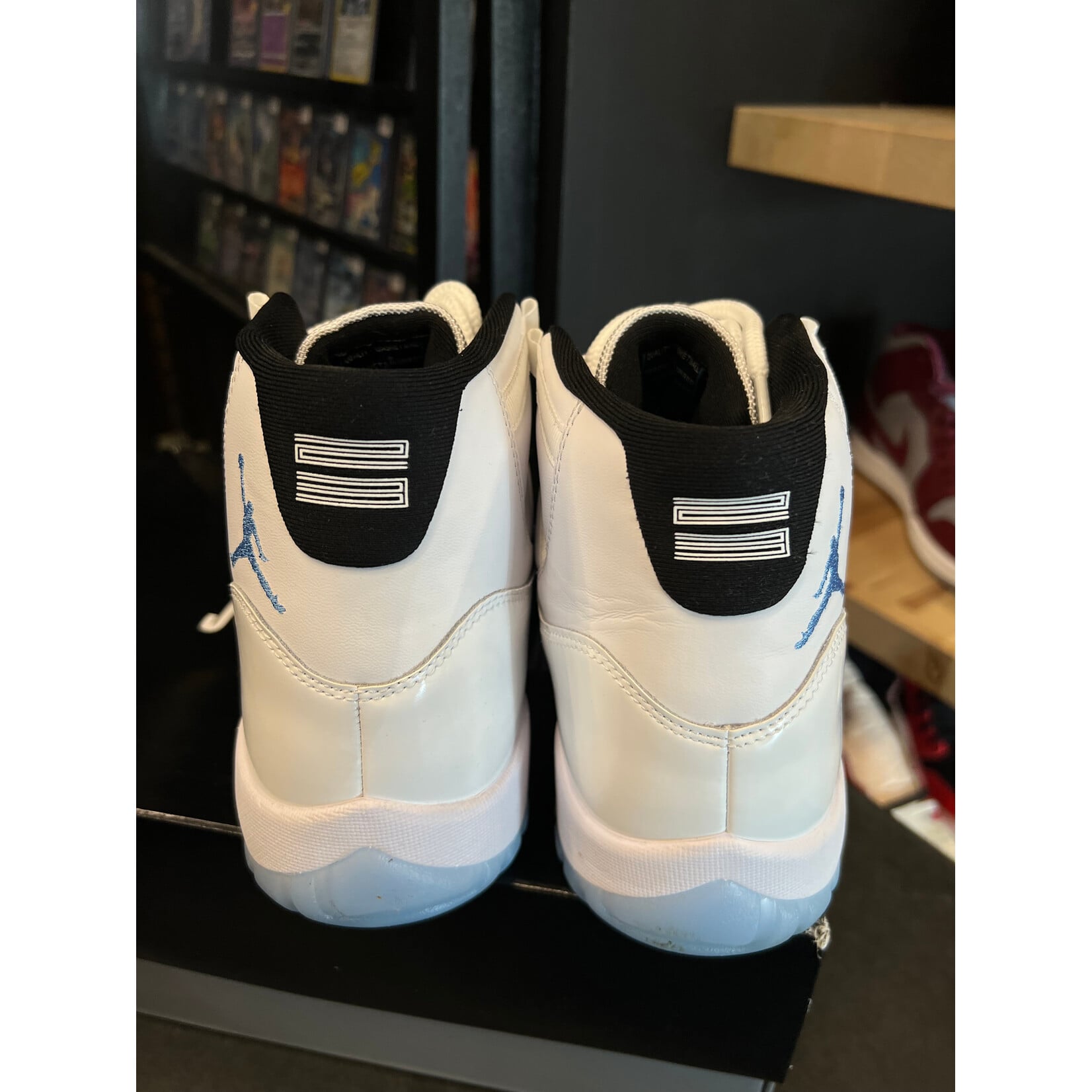 Jordan Jordan 11 Retro Legend Blue (2024) Size 10.5, PREOWNED