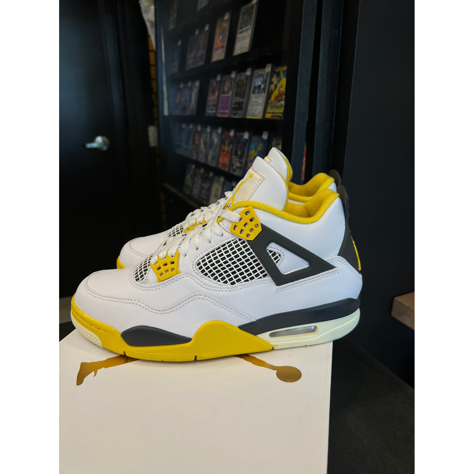 Jordan Jordan 4 Retro Vivid Sulfur (Women's) Size 10W, PREOWNED