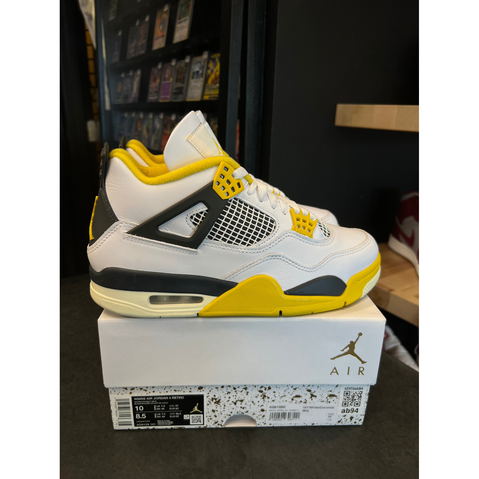 Jordan Jordan 4 Retro Vivid Sulfur (Women's) Size 10W, PREOWNED