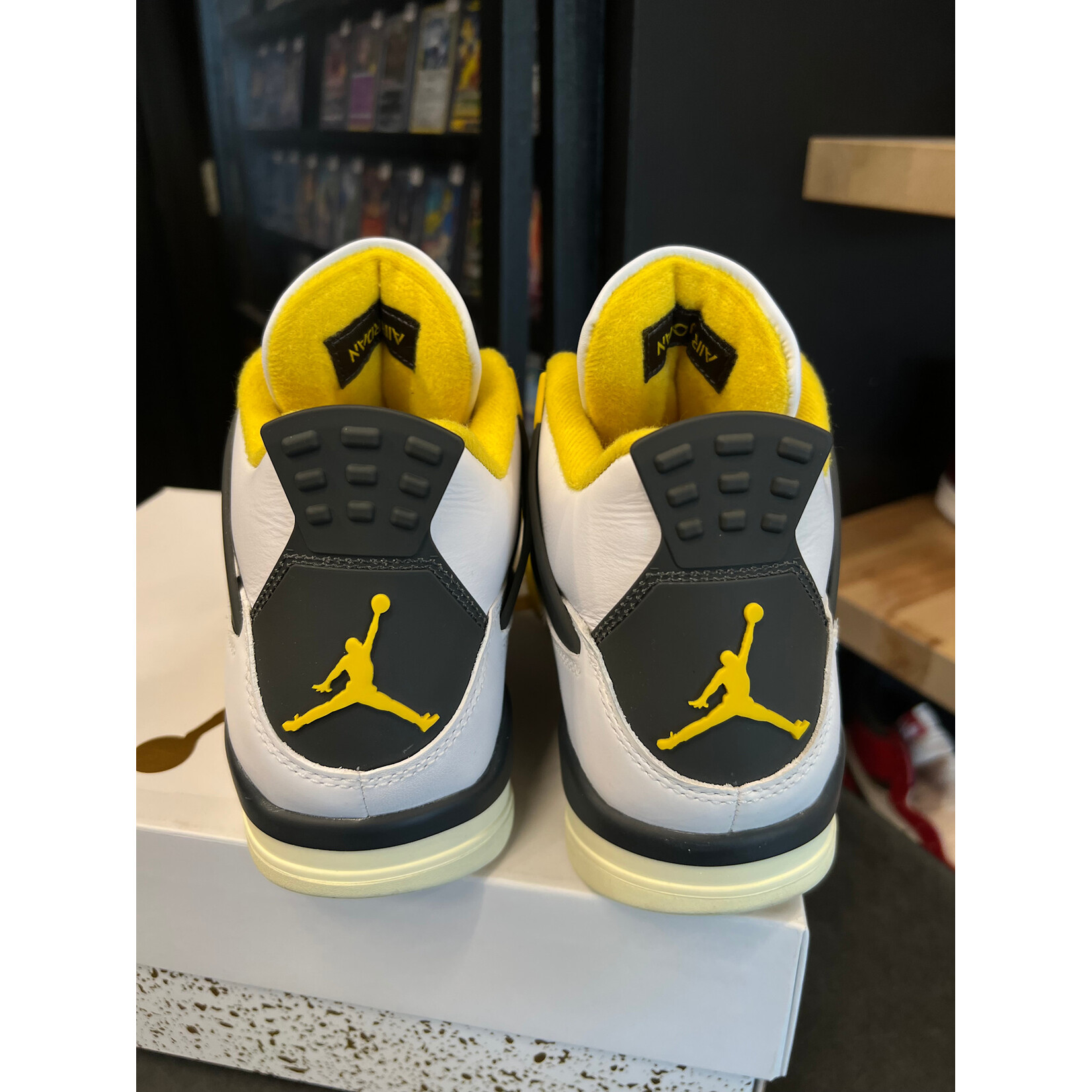 Jordan Jordan 4 Retro Vivid Sulfur (Women's) Size 10W, PREOWNED