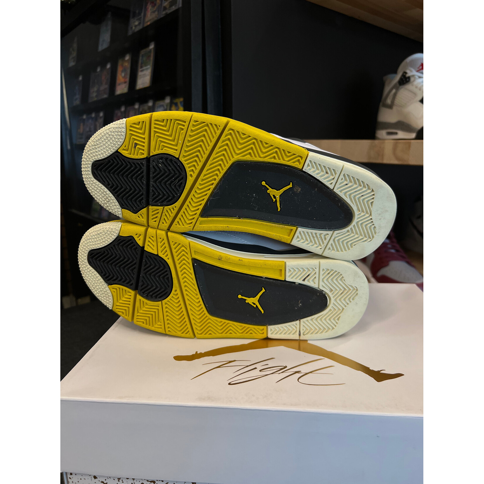 Jordan Jordan 4 Retro Vivid Sulfur (Women's) Size 10W, PREOWNED