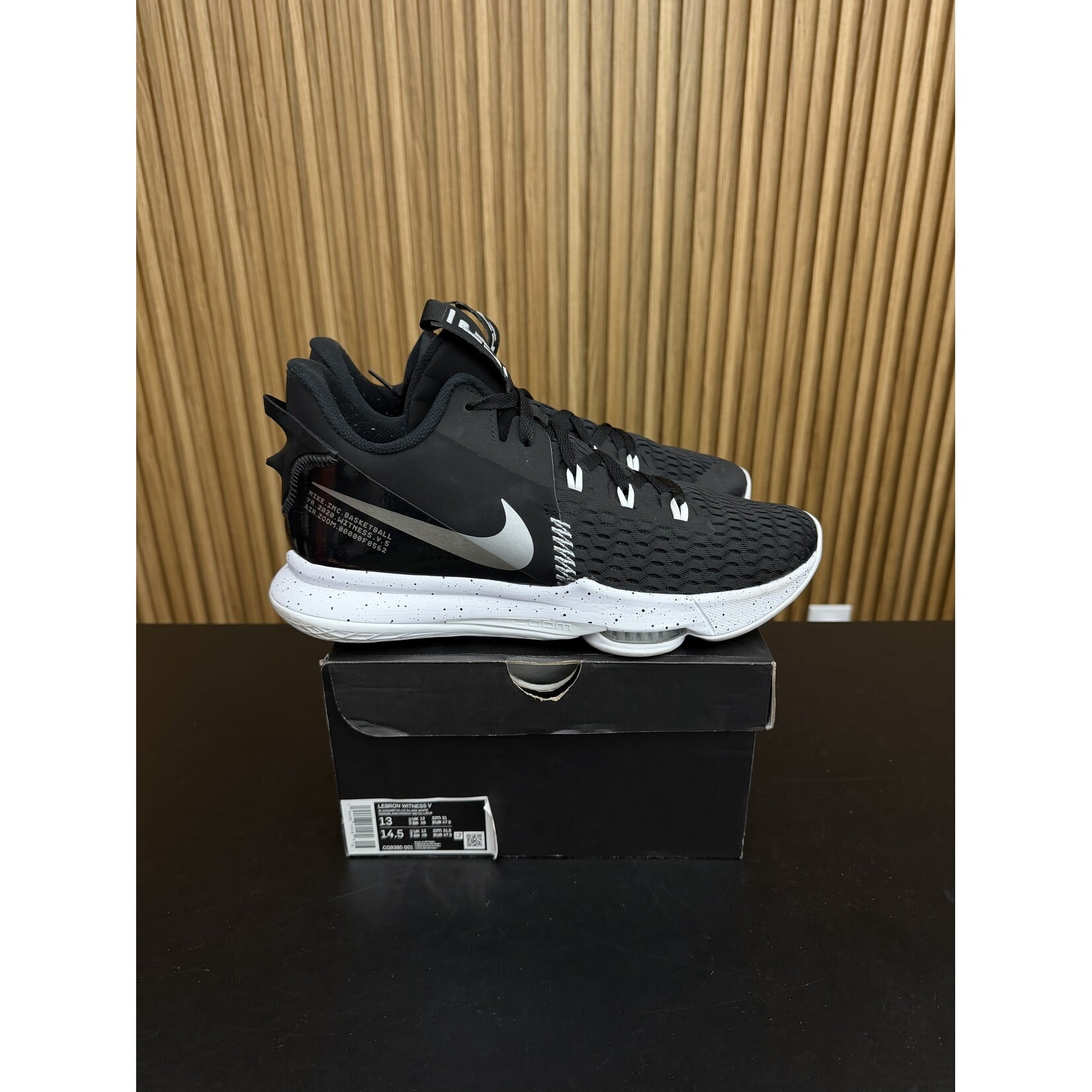 Nike Nike LeBron Witness 5 Black Metallic Silver Size 13, PREOWNED