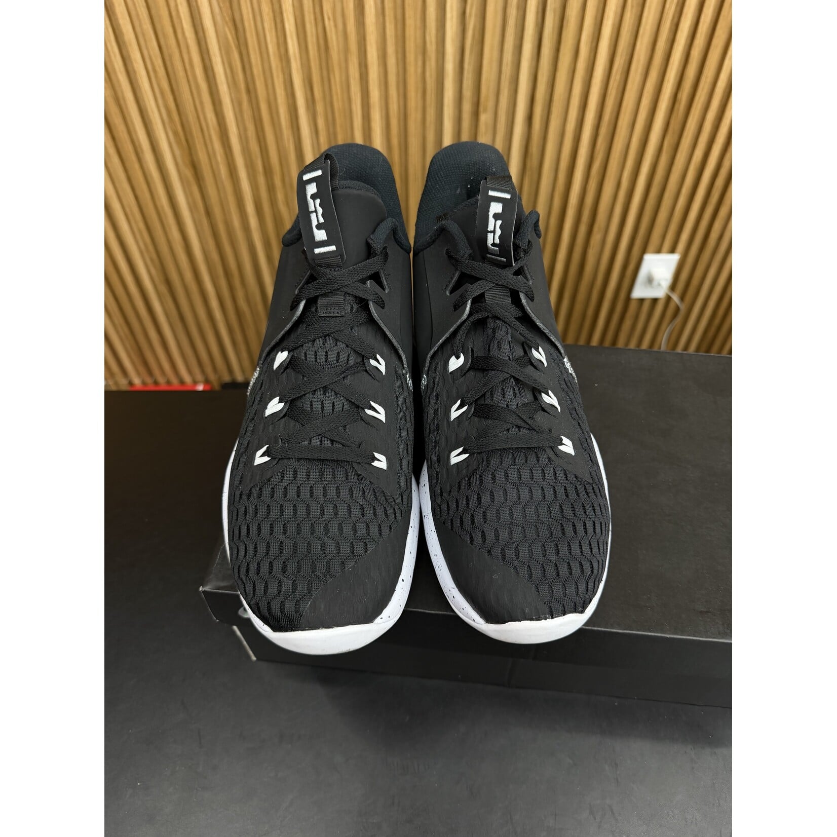 Nike Nike LeBron Witness 5 Black Metallic Silver Size 13, PREOWNED