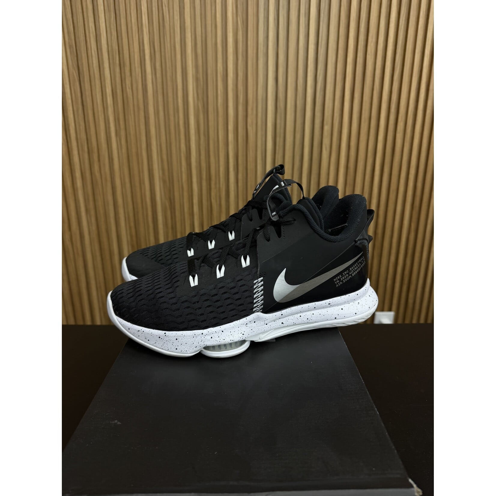 Nike Nike LeBron Witness 5 Black Metallic Silver Size 13, PREOWNED