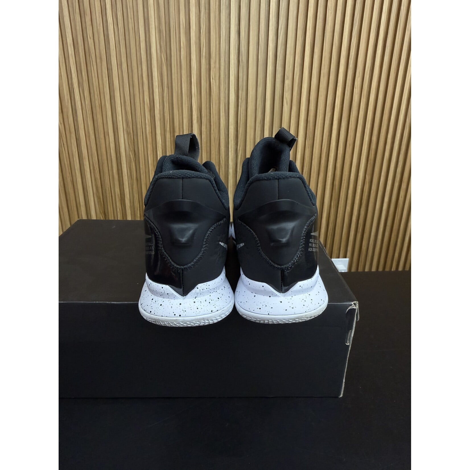 Nike Nike LeBron Witness 5 Black Metallic Silver Size 13, PREOWNED
