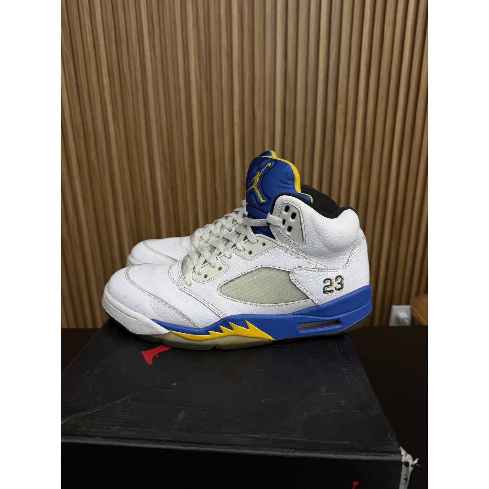 Jordan Jordan 5 Retro Laney (2013) Size 9.5, PREOWNED