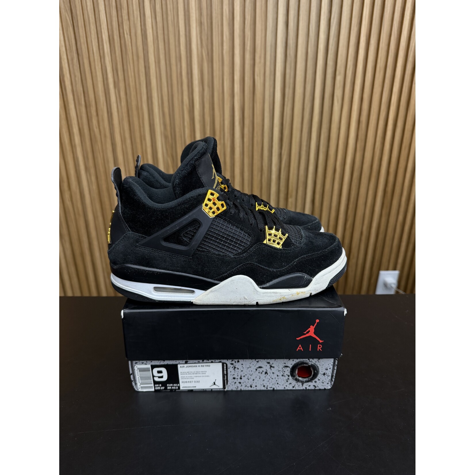 Jordan Jordan 4 Retro Royalty Size 9, PREOWNED