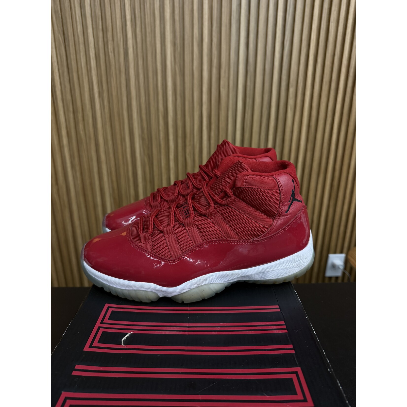 Jordan Jordan 11 Retro Win Like 96 Size 9.5, PREOWNED