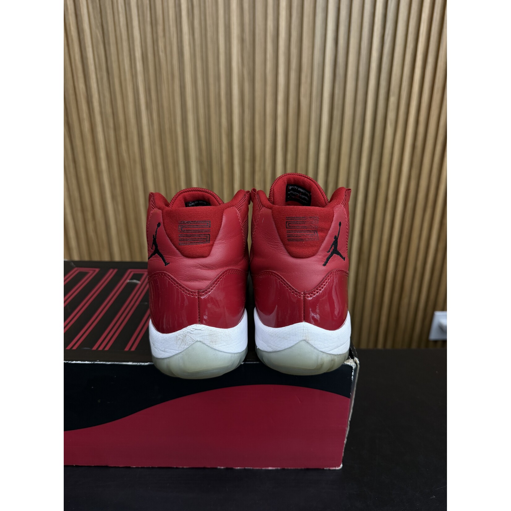 Jordan Jordan 11 Retro Win Like 96 Size 9.5, PREOWNED