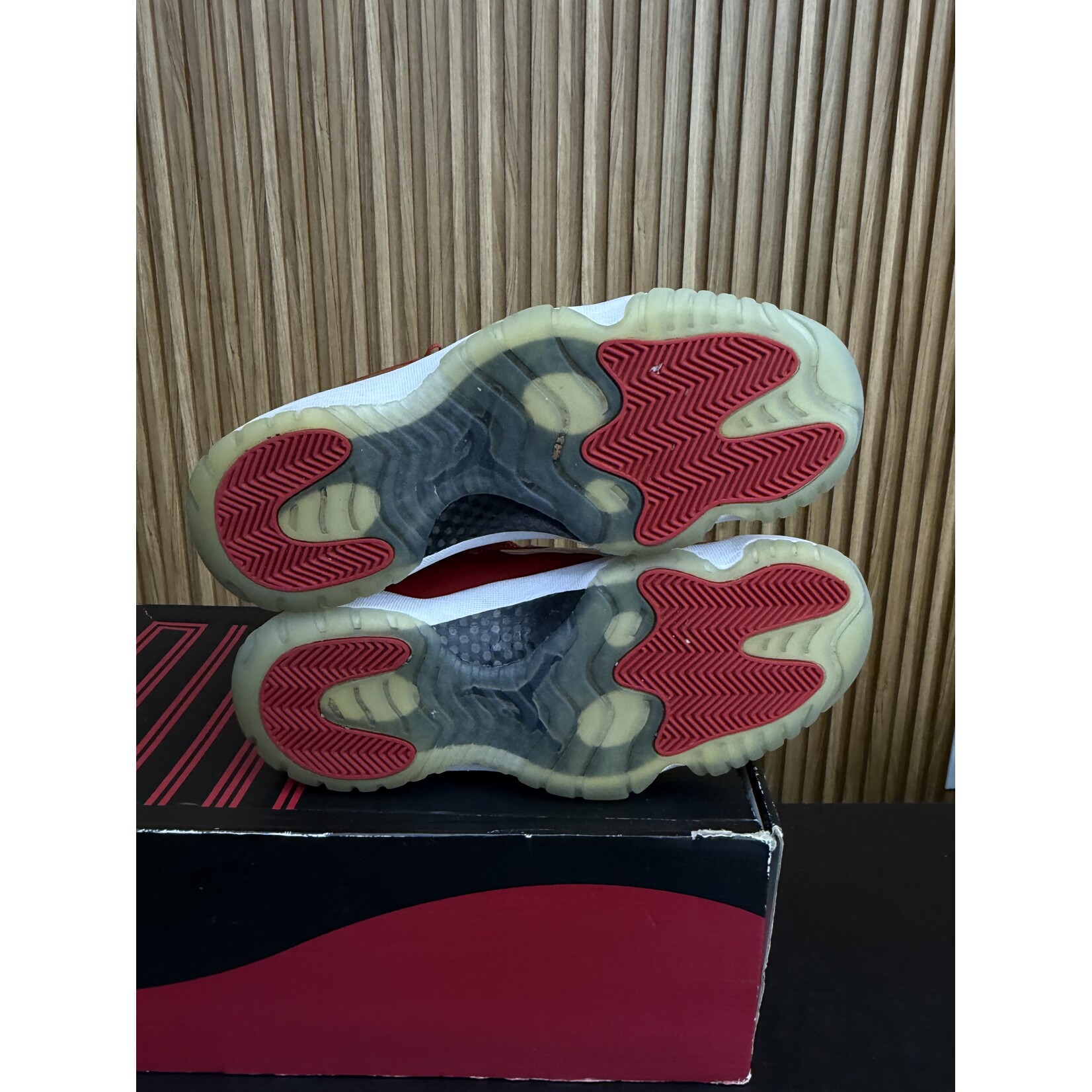 Jordan Jordan 11 Retro Win Like 96 Size 9.5, PREOWNED