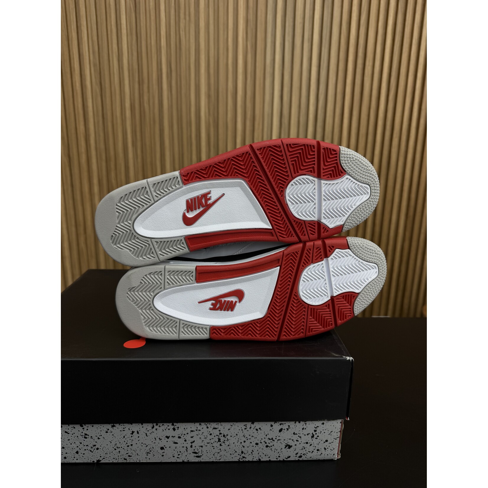 Jordan Jordan 4 Retro Fire Red (2020) Size 12, PREOWNED TRIED ON*