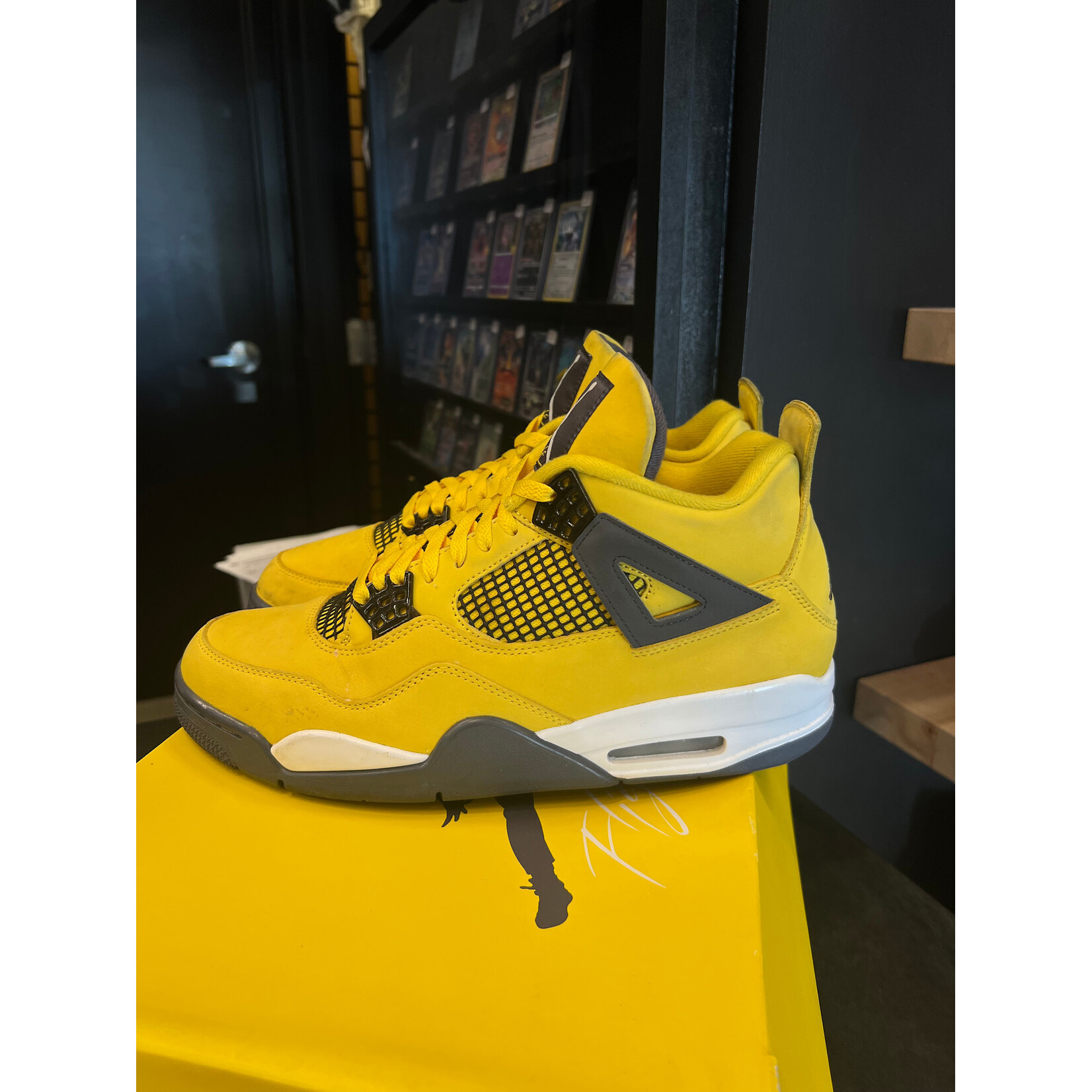 Jordan Jordan 4 Retro Lightning (2021) Size 11, PREOWNED