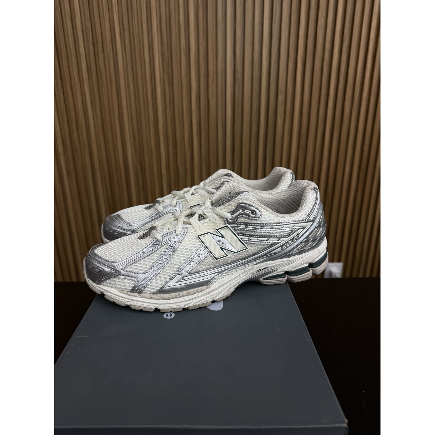 New New Balance 1906R Silver Metallic Sea Salt Size 13, PREOWNED