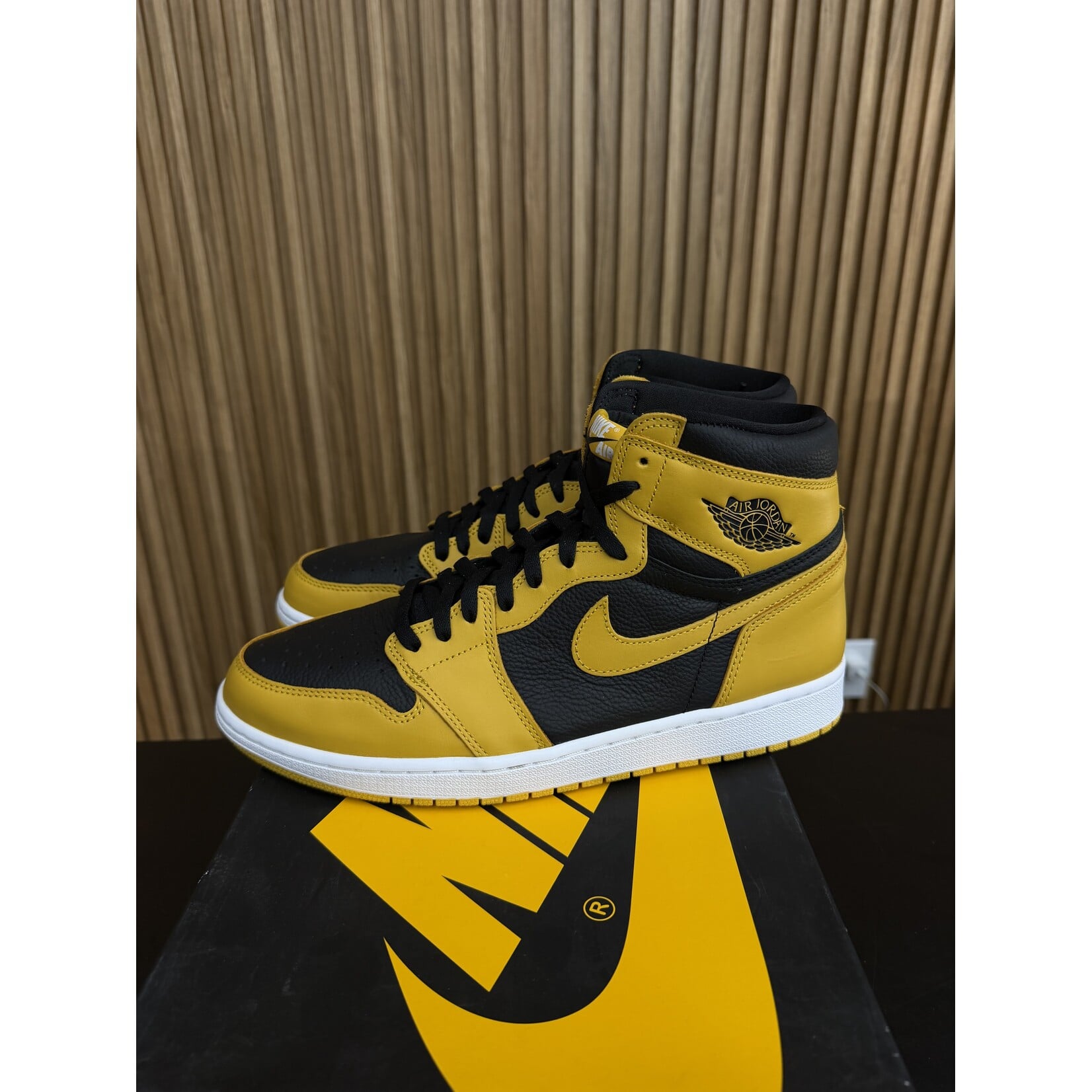 Jordan Jordan 1 Retro High Pollen Size 12, PREOWNED
