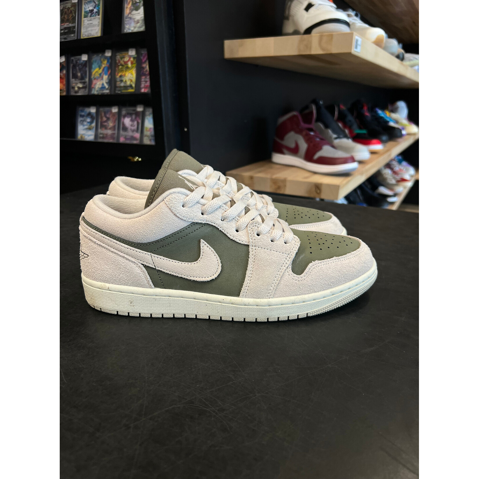 Jordan Jordan 1 Low SE Medium Olive Sail Size 8, PREOWNED*
