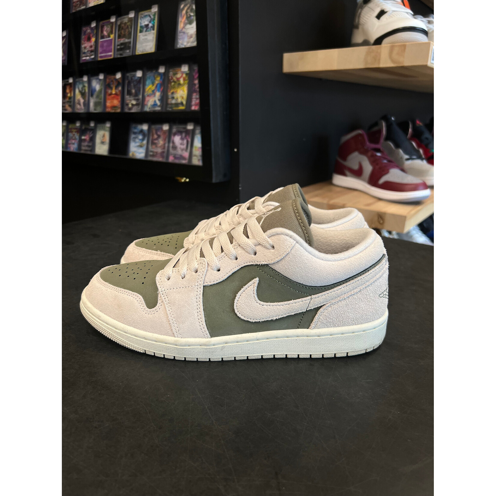Jordan Jordan 1 Low SE Medium Olive Sail Size 8, PREOWNED*