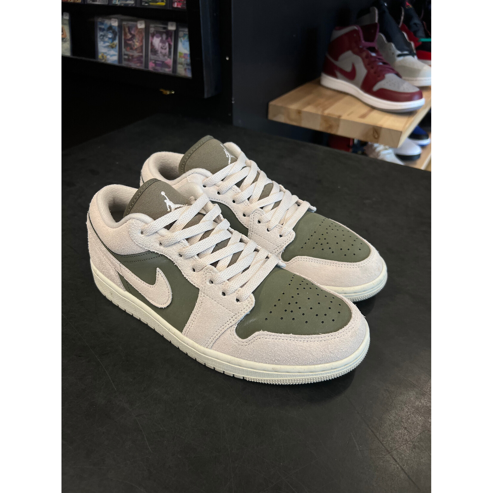 Jordan Jordan 1 Low SE Medium Olive Sail Size 8, PREOWNED*