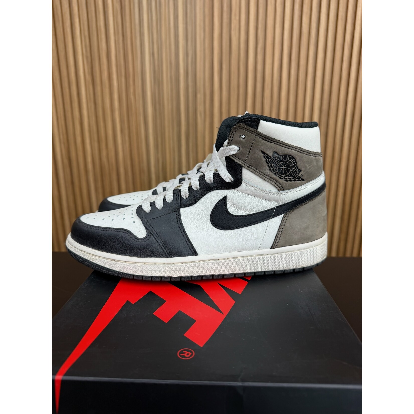 Jordan Jordan 1 Retro Dark Mocha Size 9, PREOWNED