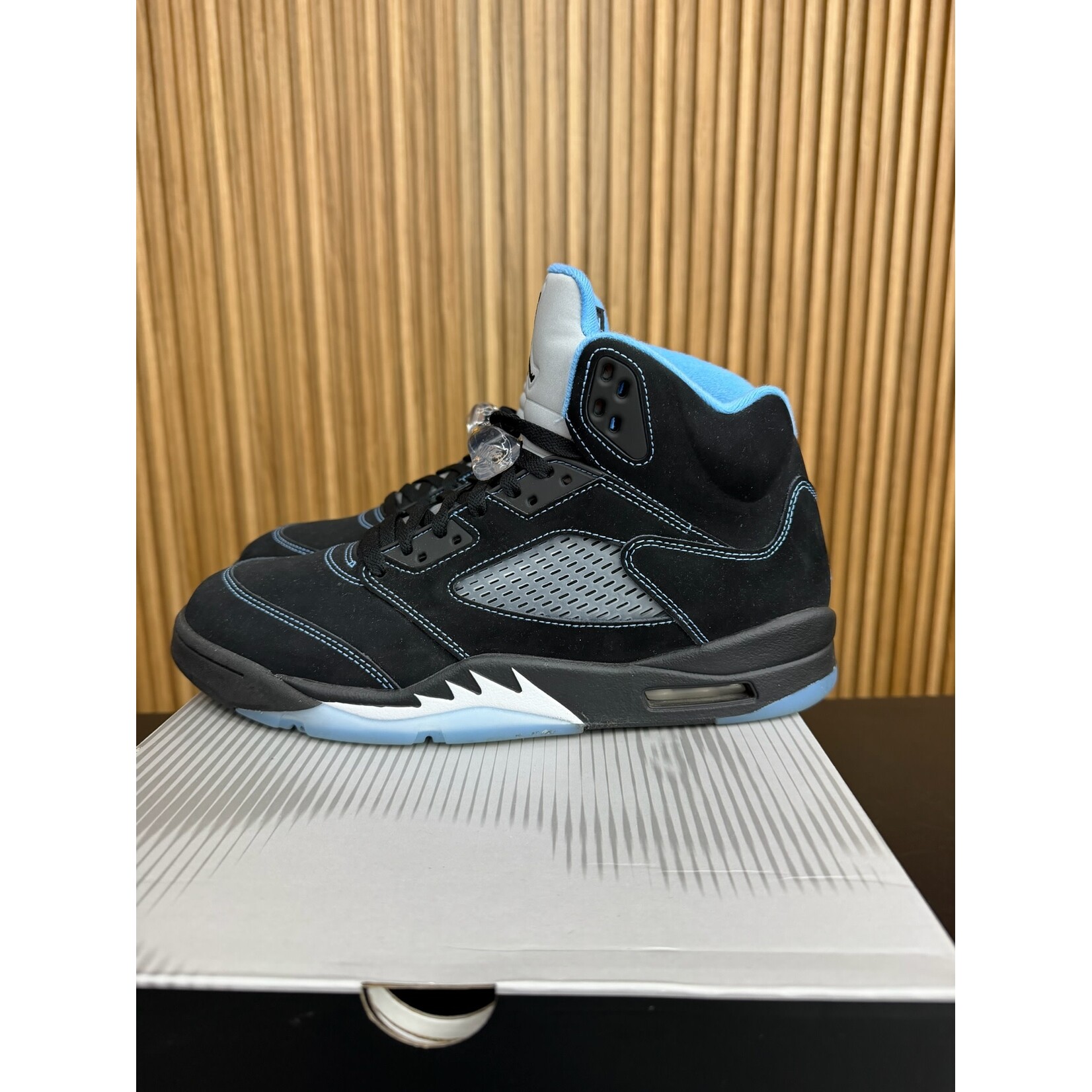 Jordan Jordan 5 Retro Black University Blue (2026) Size 11, PREOWNED