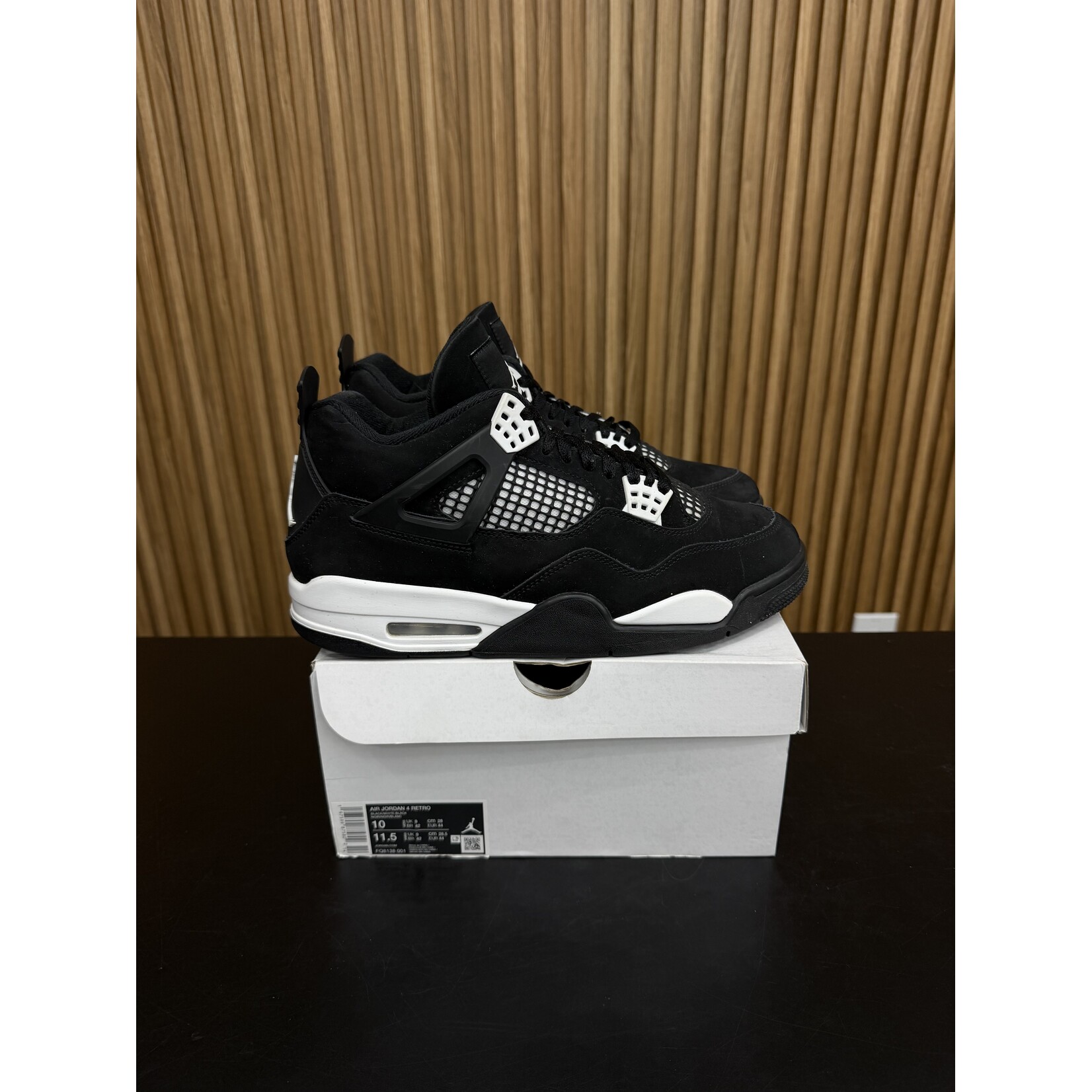 Jordan Jordan 4 Retro White Thunder Size 10, PREOWNED*