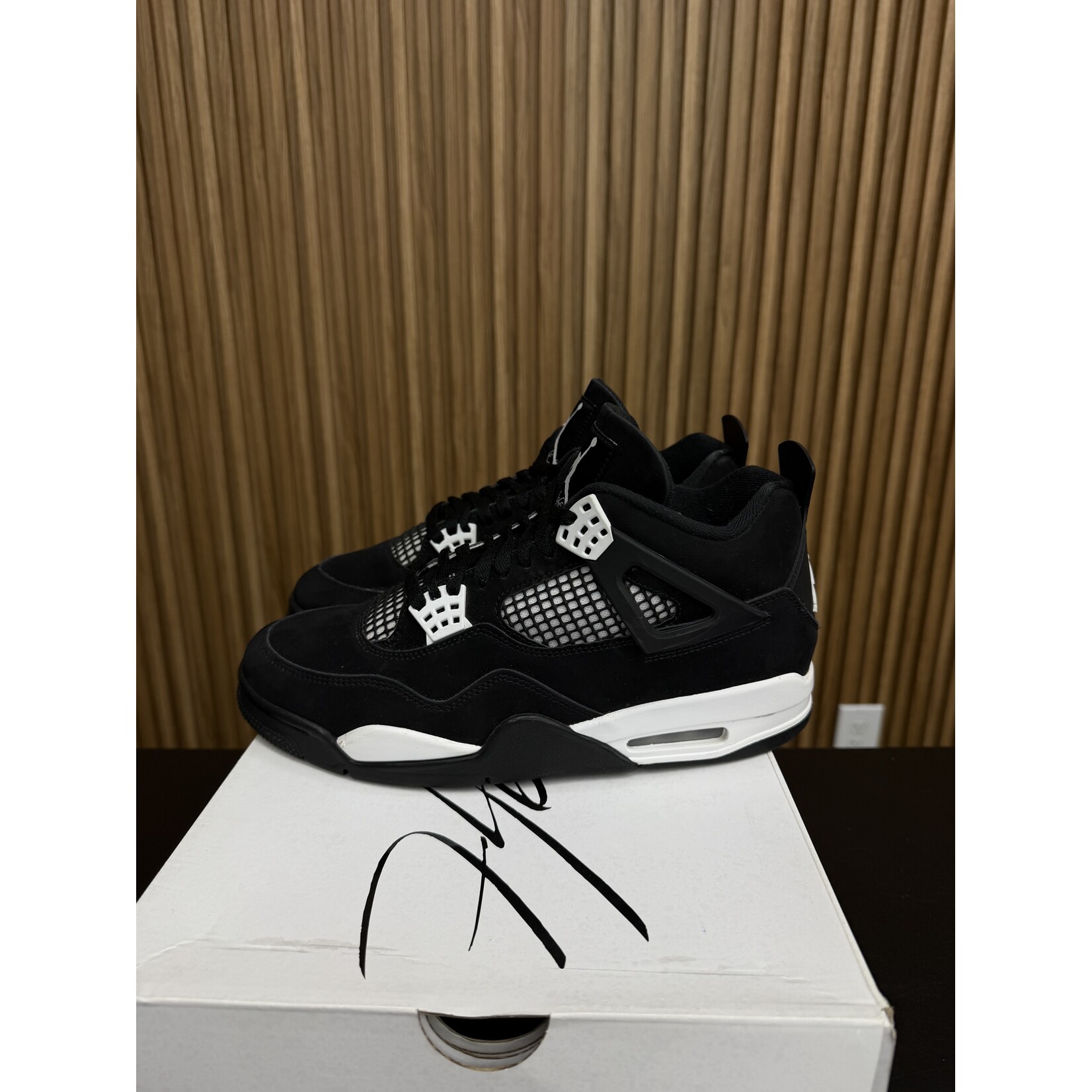 Jordan Jordan 4 Retro White Thunder Size 10, PREOWNED*