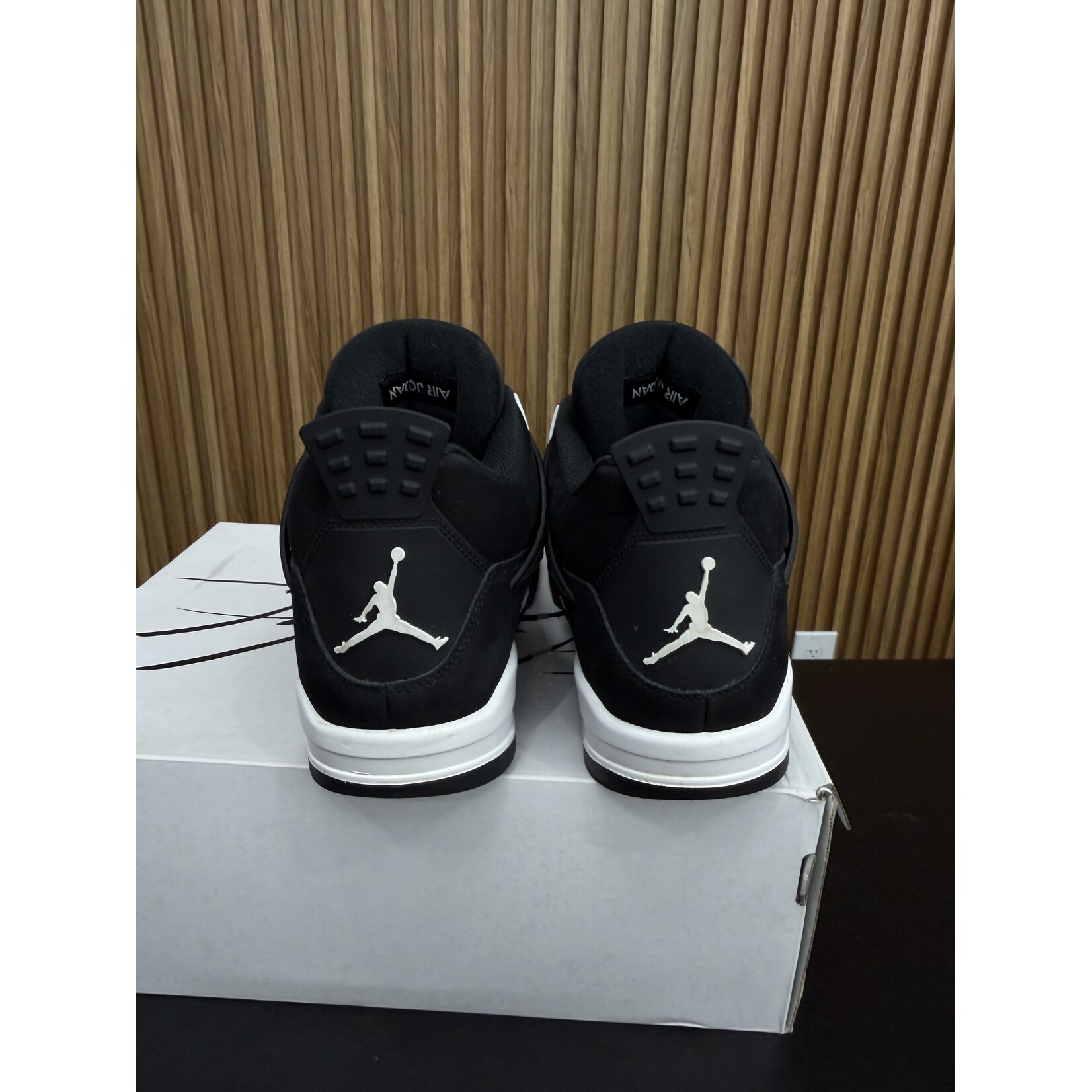 Jordan Jordan 4 Retro White Thunder Size 10, PREOWNED*
